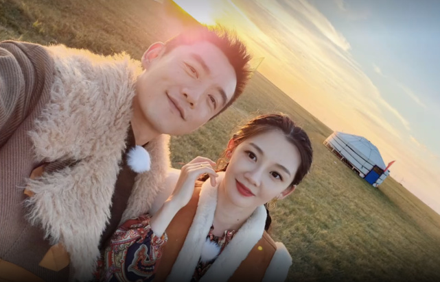 午后咖啡館的秘密：從演員鄭凱老婆照片看明星家庭的日?？s影