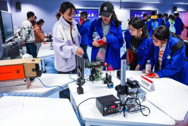 奇遇未來(lái)：探秘2025年新奧正版免費(fèi)大全的數(shù)字邊境